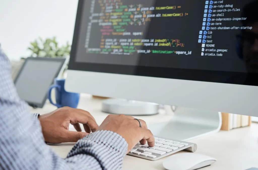 homem atualizando software de computador